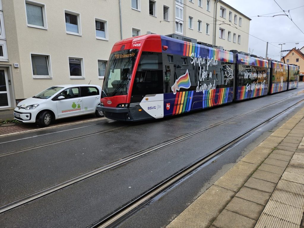 Straßenbahn fährt durch die Gliesmaroder Straße in Braunschweig