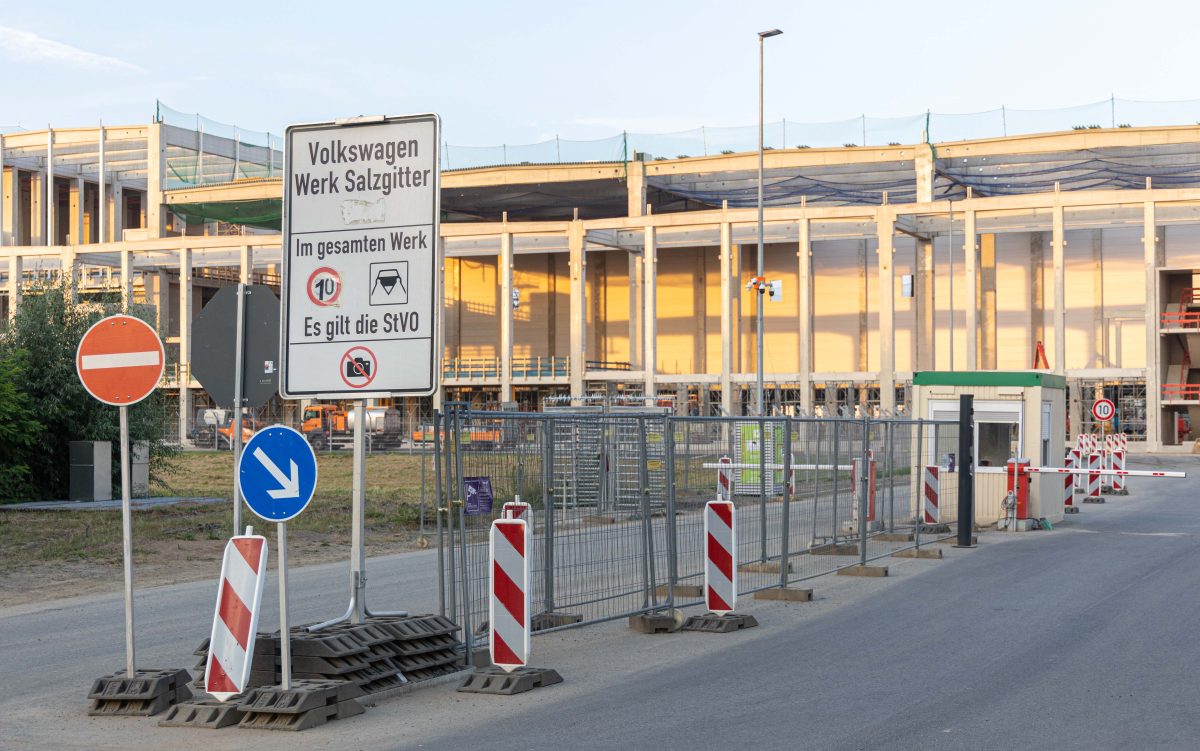 Ein Arbeiter hat sich auf der Baustelle am VW-Werk Salzgitter schwer verletzt.