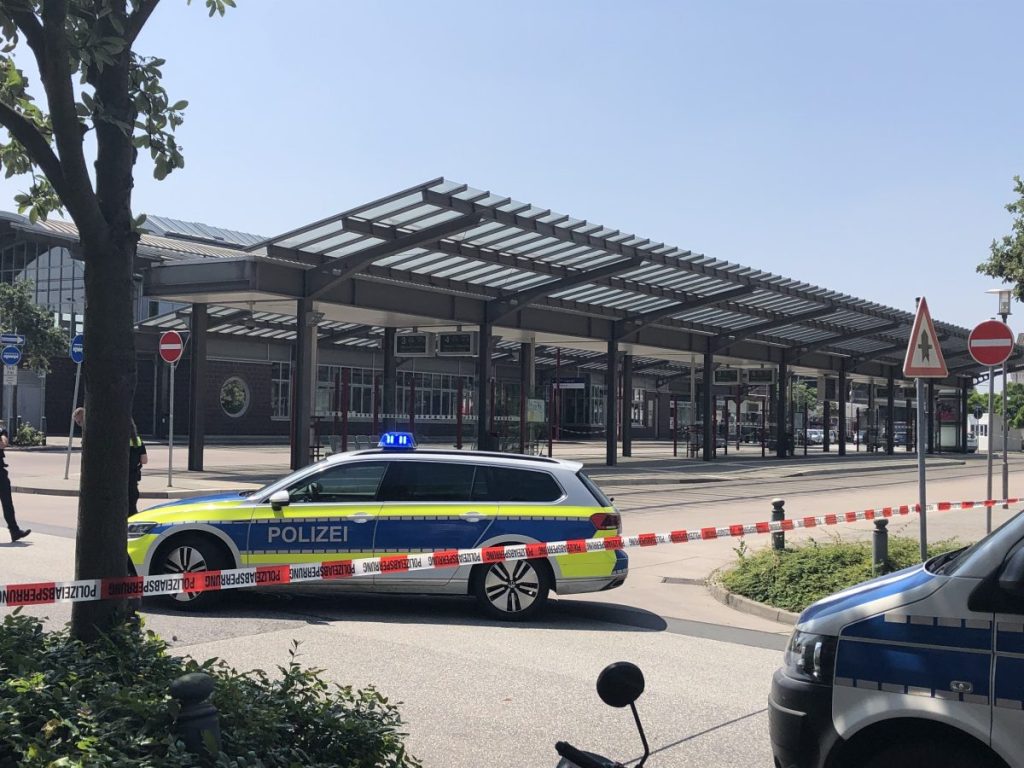Die Polizei sperrte den Tatort am Bahnhof in Peine weiträumig ab.