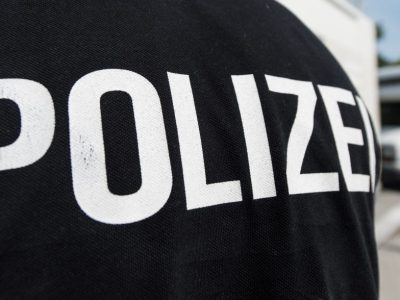 Auf der A7 bei Göttingen ist ein Streifenwagen auf Einsatzfahrt ins Schleudern geraten und hat ein Wohnmobil gerammt.