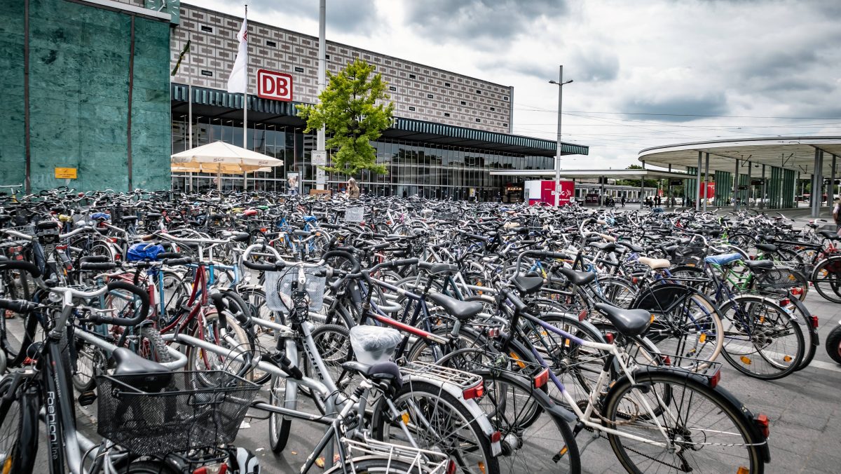 Fahrräder auf dem Bahnhofsvorplatz in Braunschweig.