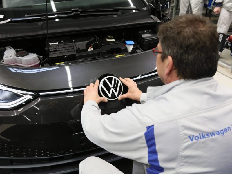 VW stellt Mitarbeitern wichtige Frage – es geht um eine Menge Geld