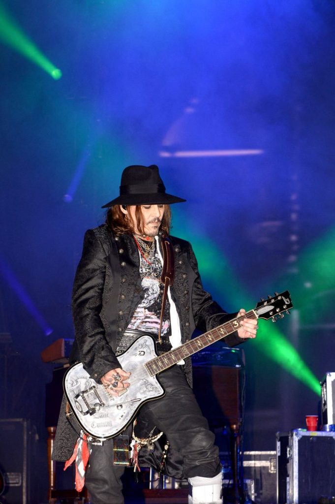 Johnny Depp trägt bei seinen aktuellen Konzerten gerne Mode made im Harz. 