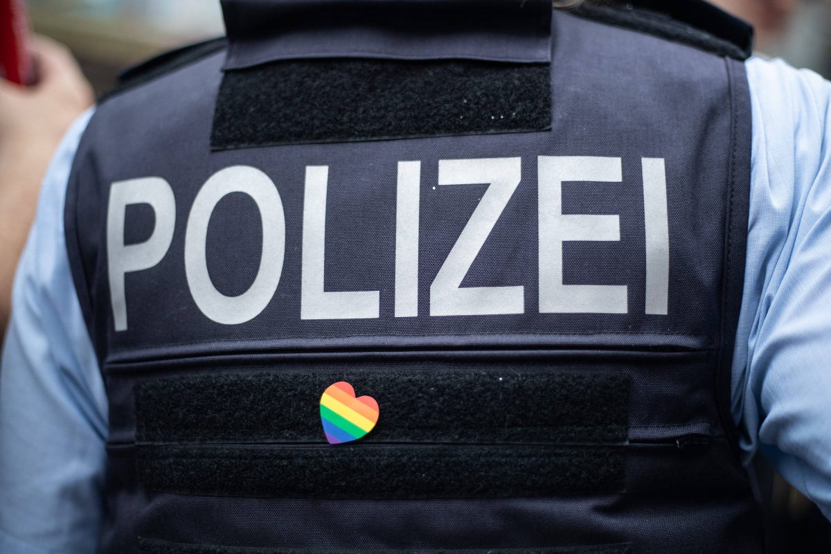 Eine sechsköpfige Männergruppe hat eine Transfrau in Hannover angegriffen und verletzt.