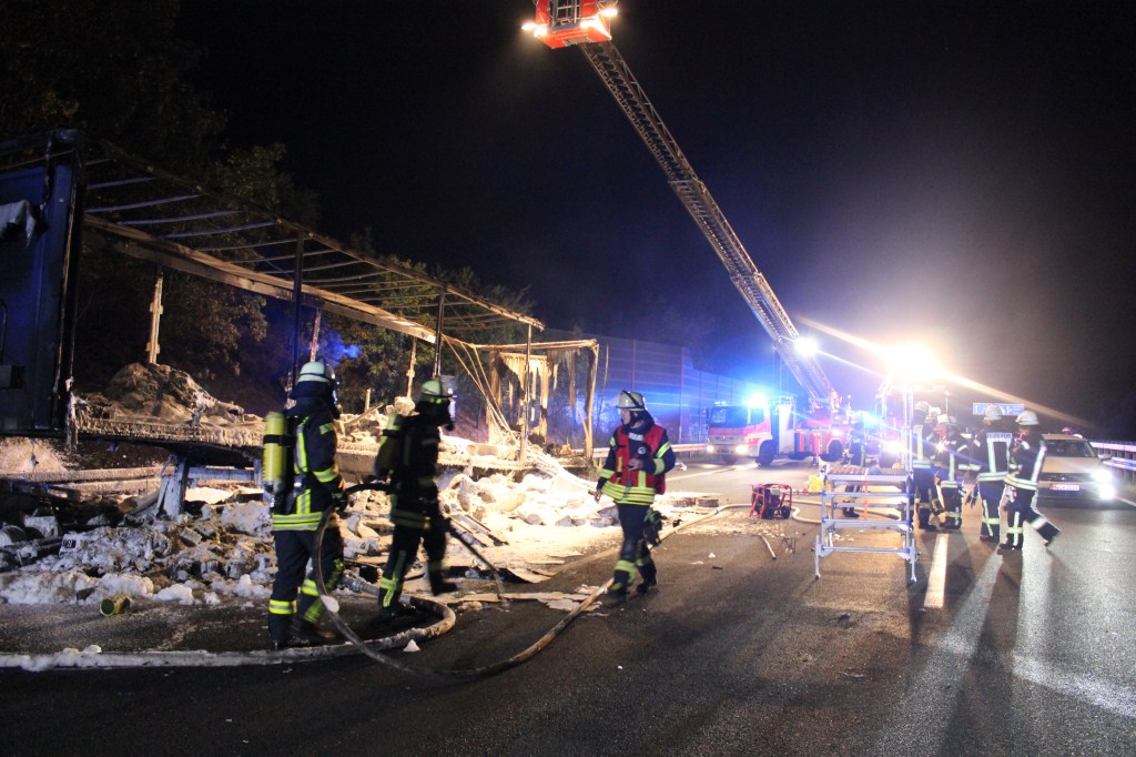 Der Lkw stand lichterloh in Flammen und brannte vollständig aus.