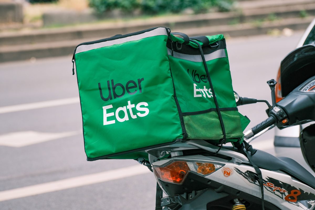 Eine Liefertasche von Uber Eats