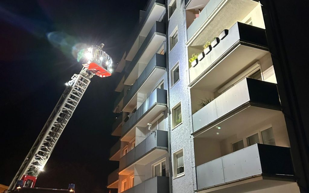 Feuerwehr rettet mit Drehleiter eine schwangere Frau vom Balkon