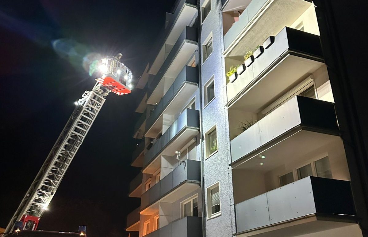 Feuerwehr rettet mit Drehleiter eine schwangere Frau vom Balkon