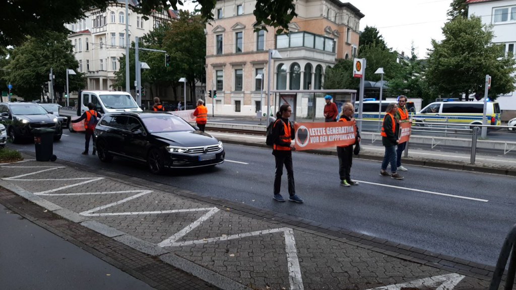 Aktivisten der "Letzten Generation" haben sich in Braunschweig zu einem Laufprotest zusammengeschlossen.