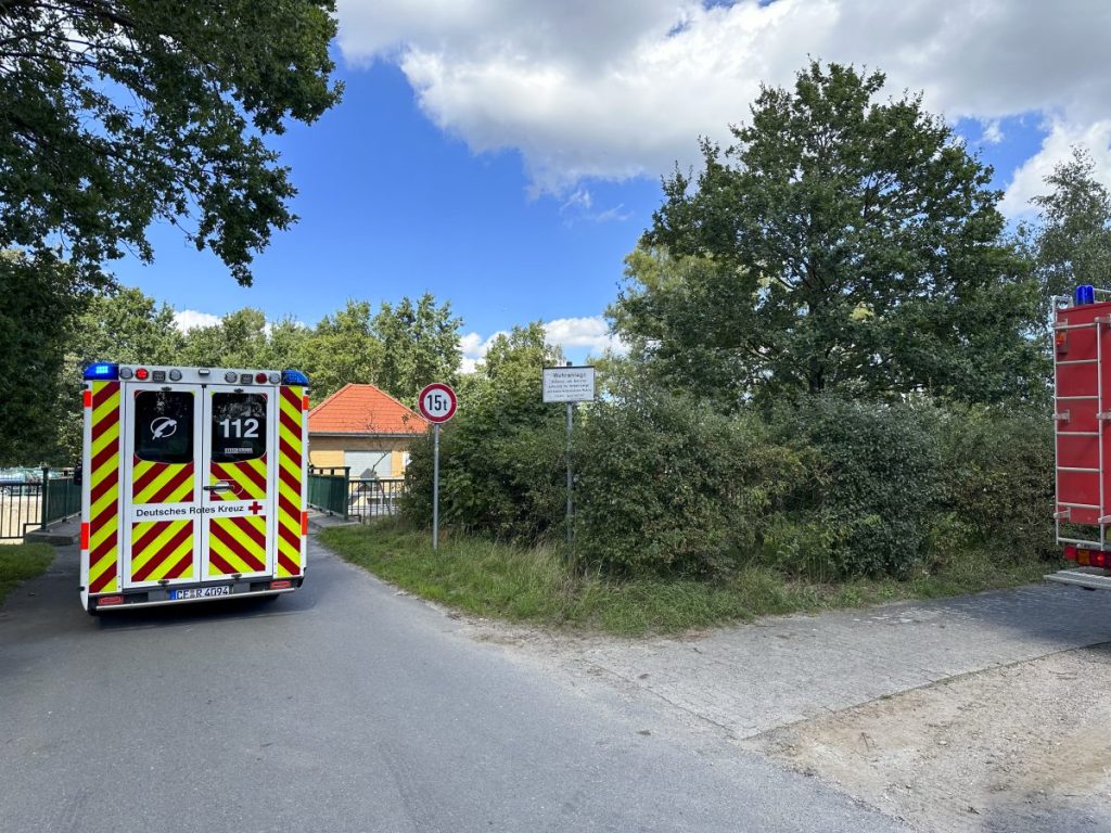 Feuerwehr und Rettungsdienst gemeinsam im Einsatz am Allerwehr Oppershausen.