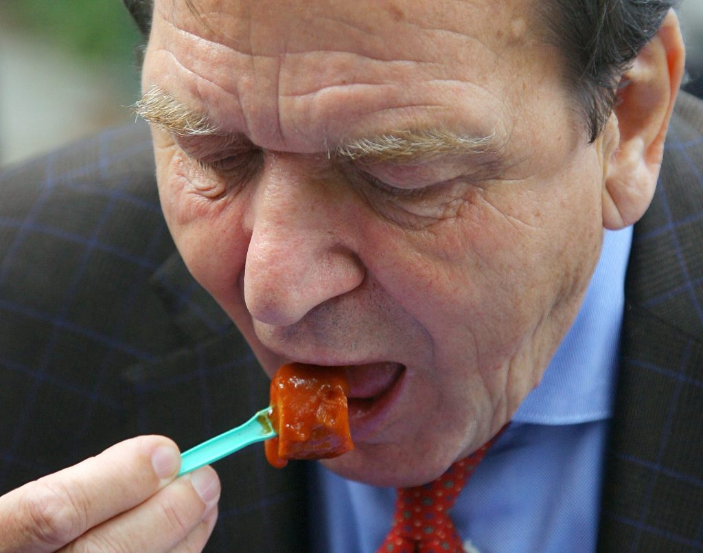Ex-Kanzler  Schröder wetterte damals  gegen Aus für Currywurst in VW-Kantine. 