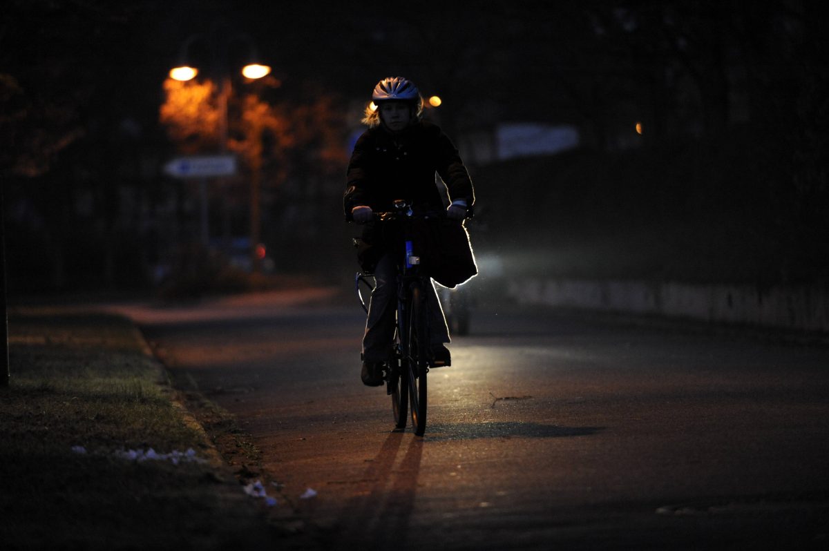 Einem Mann aus Salzgitter platzt die Hutschnur, als er einen Radfahrer ohne Licht im Dunkeln sieht. Auch die Polizei gibt ihren Senf dazu ab.