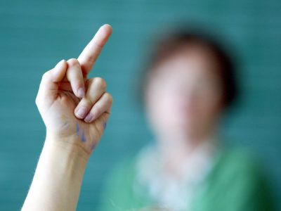 Die niedersächsische Polizei hat sich im vergangenen Jahr mit einer gestiegenen Zahl von Übergriffen auf Lehrkräfte befassen müssen.