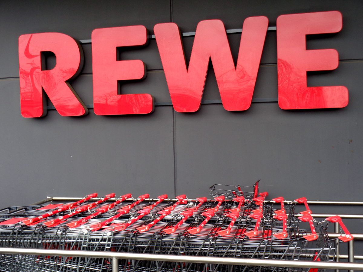 Rewe Logo und Einkaufswagen
