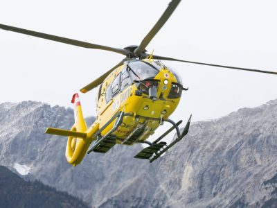 Ein wahrer Albtraum im Urlaub: In Österreich ist ein bayerischer Tourist aus einem Sessellift gestürzt. So kam es zum Unglück.