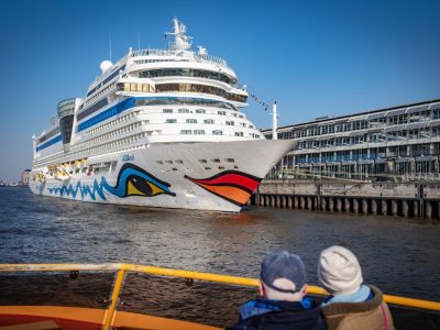 Kreuzfahrt-Schiff gerät in üble Gefahr. Der Kapitän muss sofort handeln.