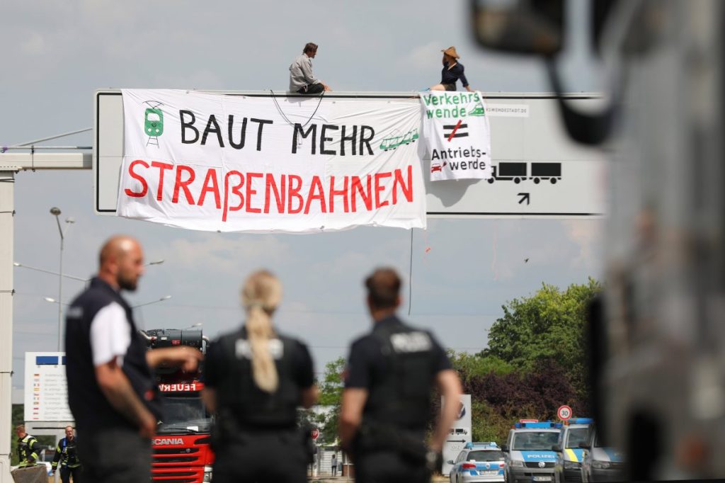 Klima-Aktivisten protestieren in Wolfsburg.