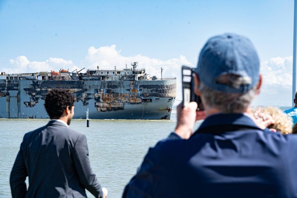 Der japanische Frachter war Anfang August nach Eemshaven geschleppt worden, nachdem das Feuer tagelang gewütet hatte.