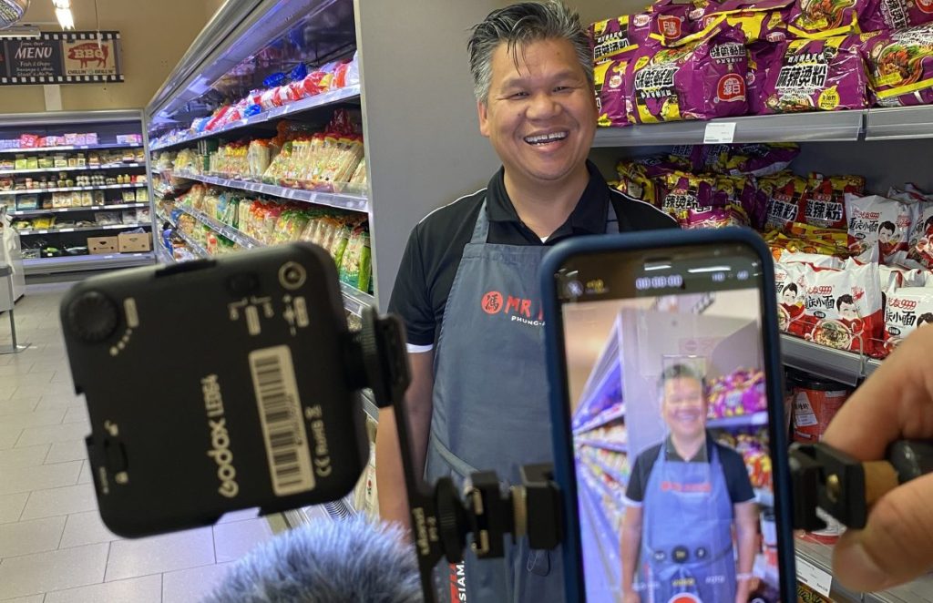 Von einen auf den anderen Tag hat der Braunschweiger Supermarktbetreiber, Mr. Phung, die Herzen von Tausenden von Menschen im Internet erobert und ist zufällig zu einem echten Online-Star geworden.