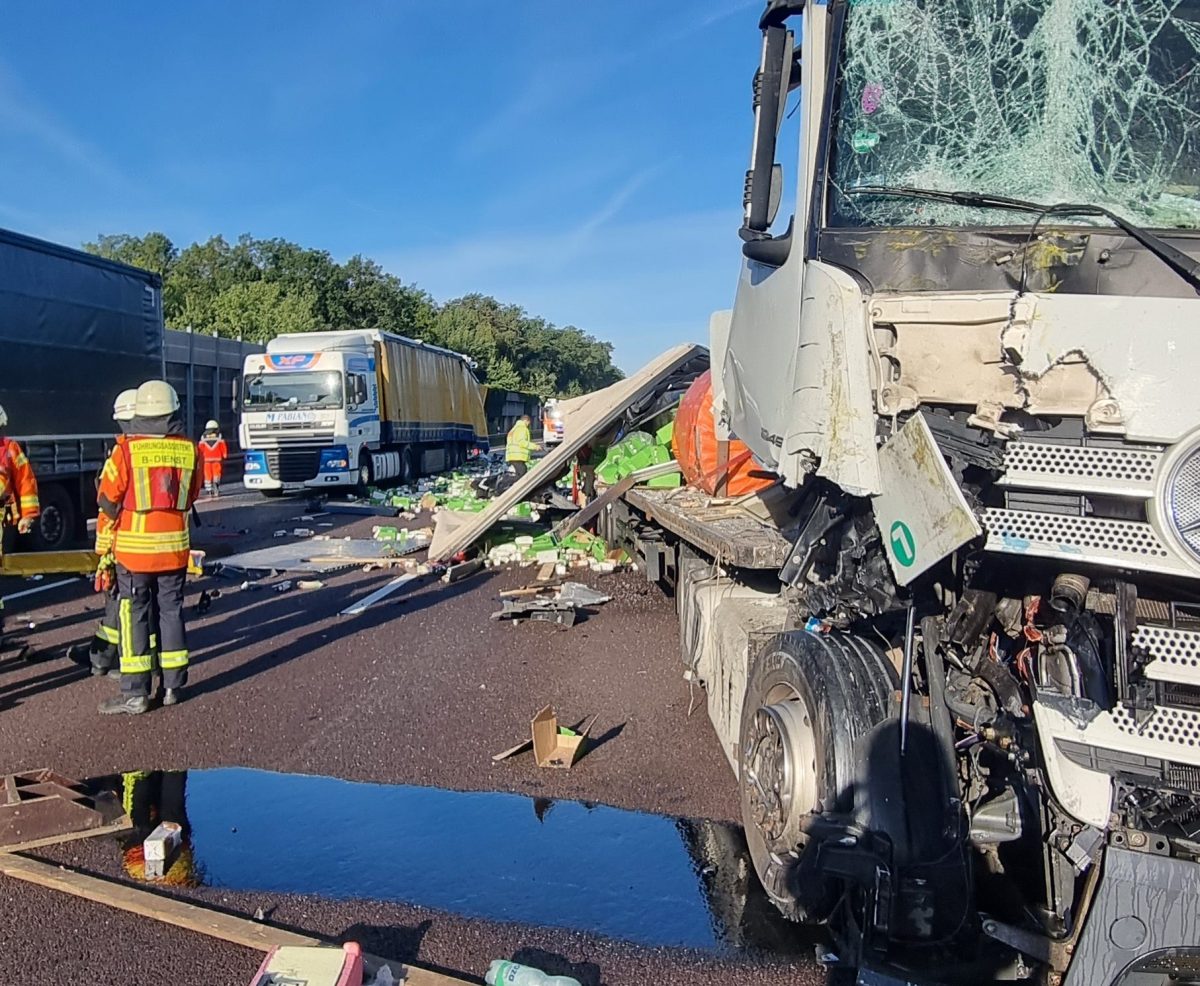 Auf der Autobahn A2 in Fahrtrichtung Berlin kollidierten bei einem Verkehrsunfall zwei Lkw.