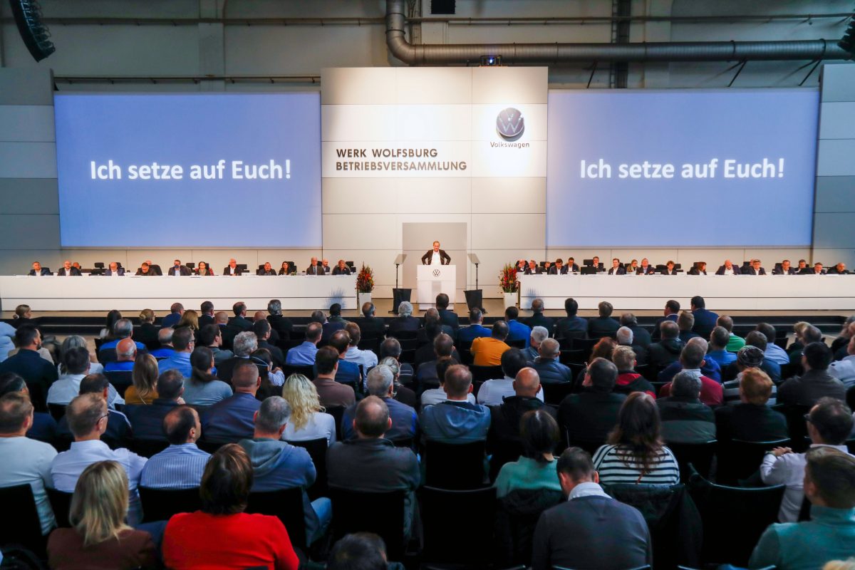 Wenn am Dienstag Betriebsversammlung bei VW ist, lässt der Konzern in Wolfsburg die Hüllen fallen. Die Mitarbeiter erwartet eine Weltpremiere!