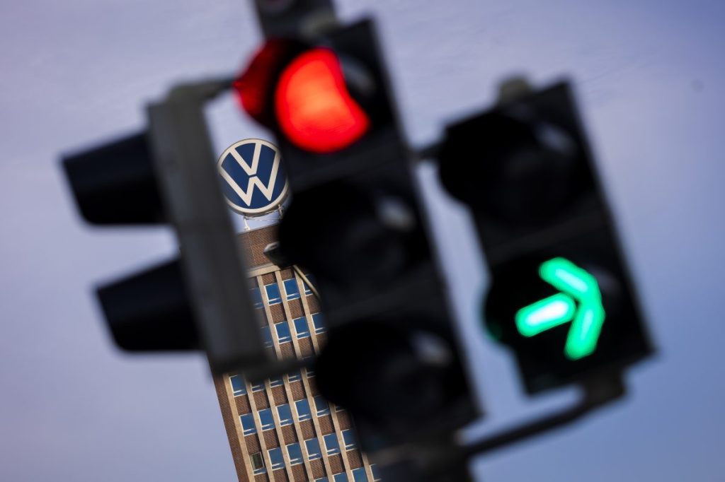 Volkswagen hat nach eigenen Angaben die IT-Störung behoben, die die Produktion in mehreren Werken seit Mittwoch lahmgelegt hatte. Die Produktion fahre nun wieder hoch.