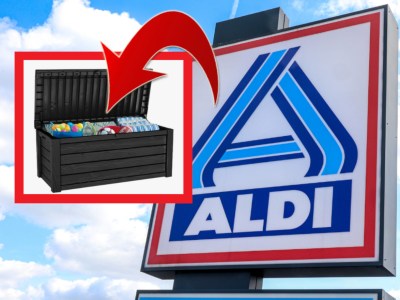 Das Logo von Aldi vor einer Filiale