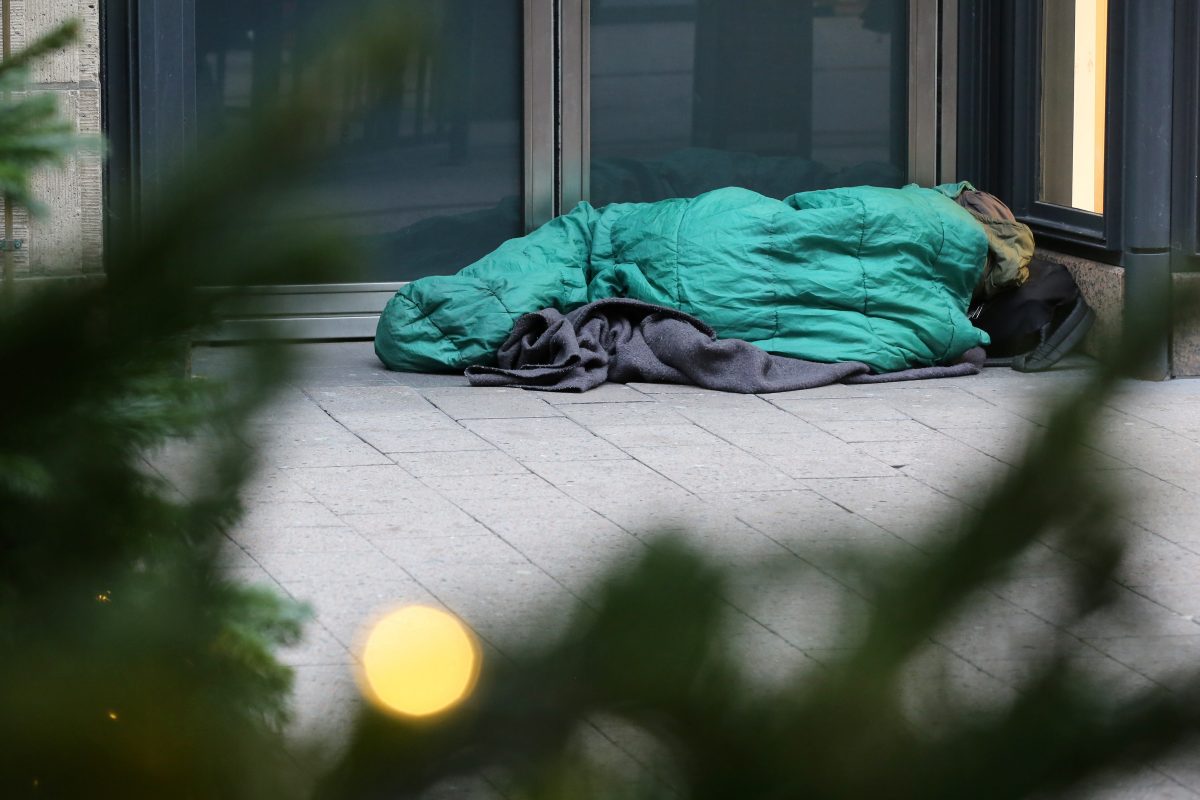 Symbolbild Person im Schlafsack auf der Straße