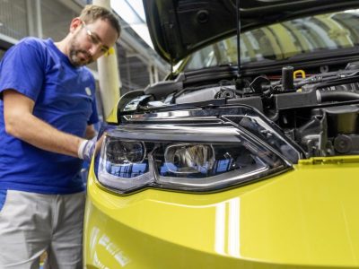 VW meldet kleine Erfolgsmeldungen. Zwar muss der Konzern Schichten streichen, allerdings nicht so viele wie zunächst befürchtet.