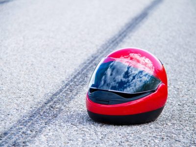 Motorradhelm liegt auf der Straße