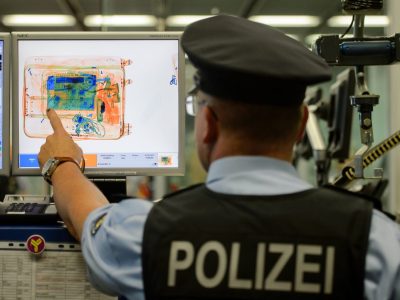 Die Bundespolizei am Flughafen Hannover hat einen arbeitsreichen Abend hinter sich. Vor allem die Jacke eines Mannes sorgte für Aufregung.