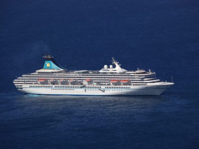 Das Kreuzfahrtschiff "Artania" hat zwei Notfälle an Bord. Deshalb muss eine Seerettungs-Kreuzer zur Hilfe kommen.