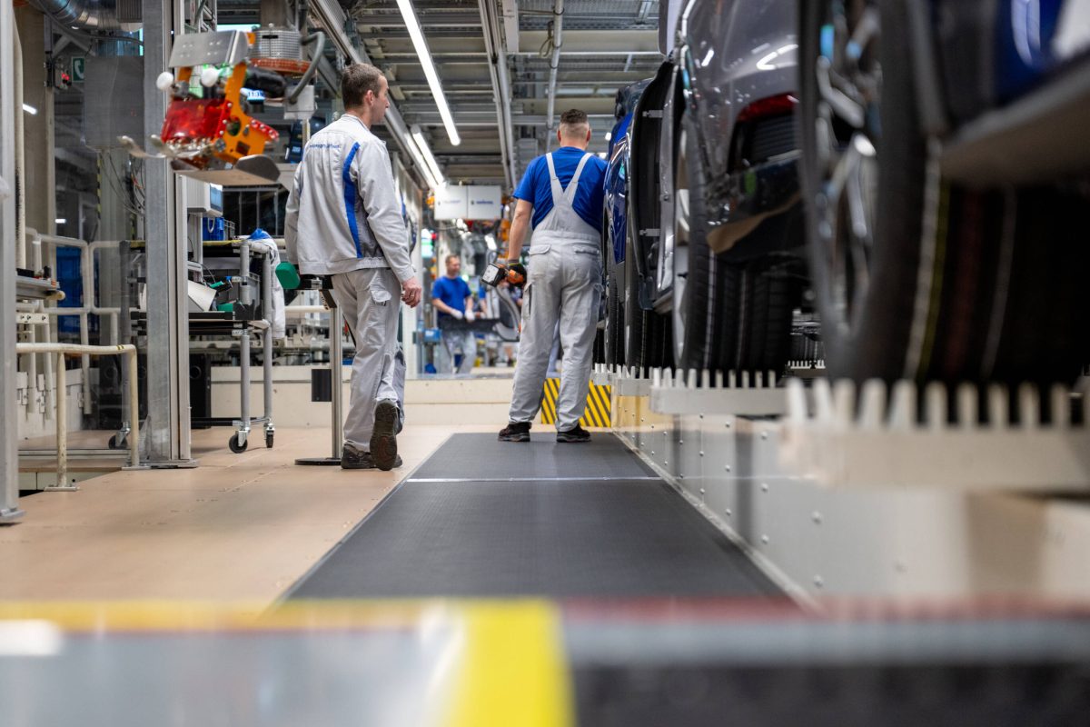 Die Nachfrage nach E-Autos von VW ist eingebrochen – das bekommen jetzt wohl auch die Mitarbeiter zu spüren.