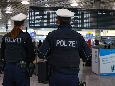 Die Bundespolizei Hannover hat eine Frau am Flughafen Hannover festgenommen.