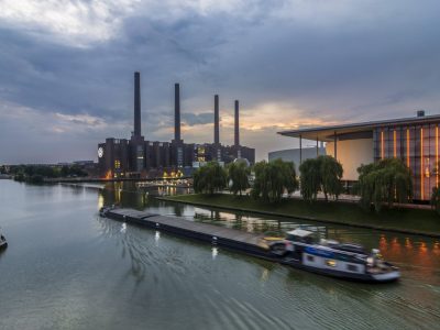 Um gezielt Energien einzusparen und den Klimaschutz zu fördern, setzt die Autostadt in Wolfsburg ab sofort eine Smartflower ein.