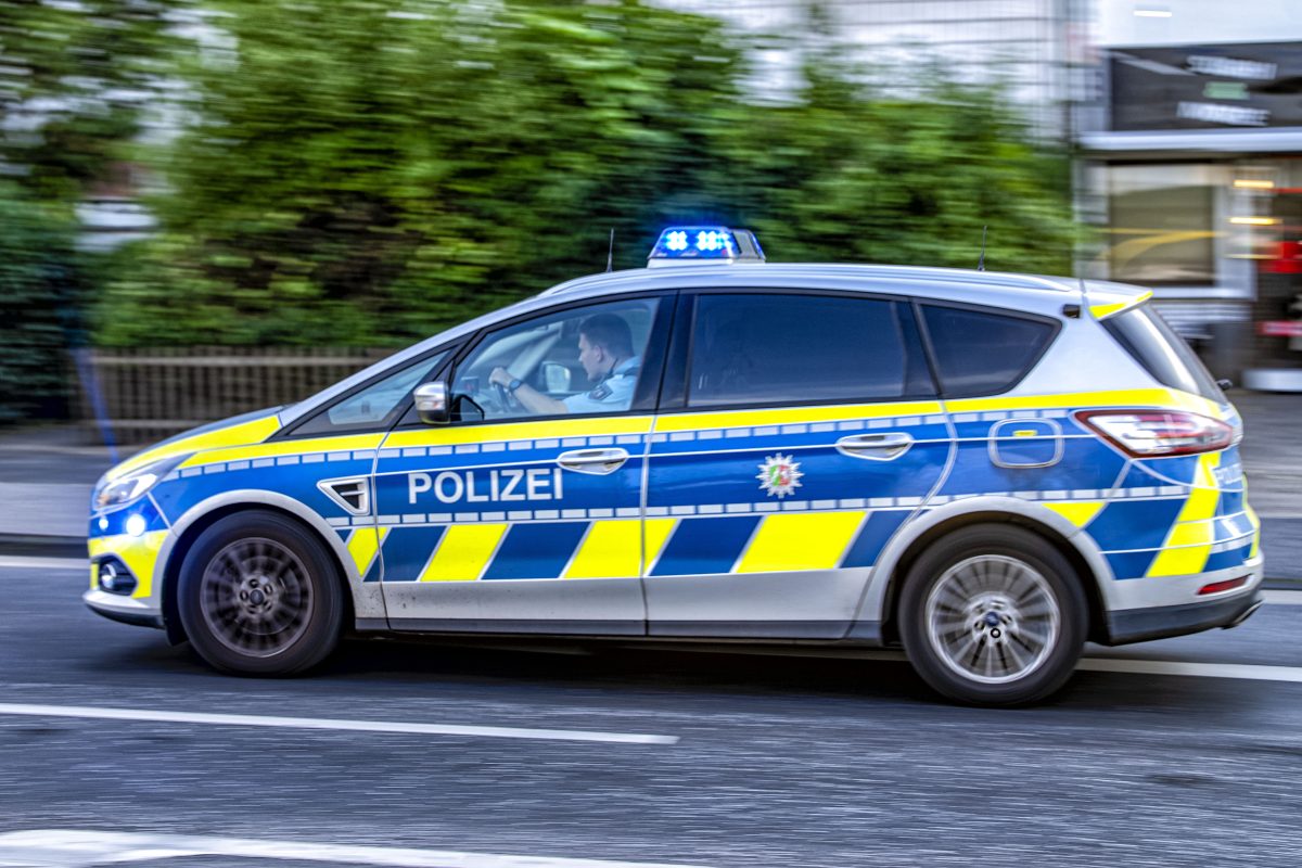 Wolfsburg Polizeiwagen faehrt schnell