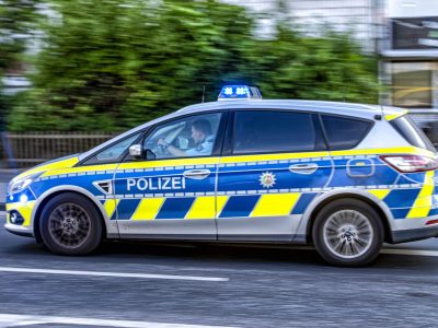 Wolfsburg Polizeiwagen faehrt schnell