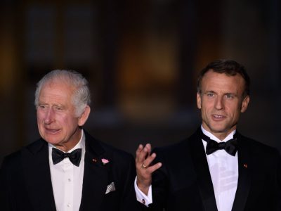 König Charles III. trifft Macron in Paris. Dann passiert etwas, was Fans wütend macht.