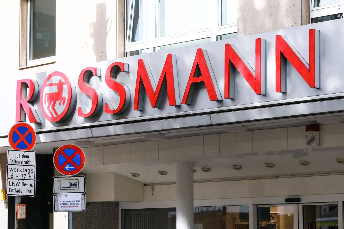 Rossmann droht eine Klage der Deutschen Umwelthilfe (DUH), weil sie ihren Kunden einen Service verweigern sollen.