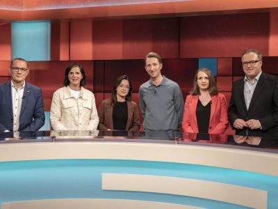 Bei "Hart aber fair" diskutiert Louis Klamroth mit seinen Gästen über Unterschiede zwischen Ost und West. Bei einem Einspieler passiert ein Patzer.