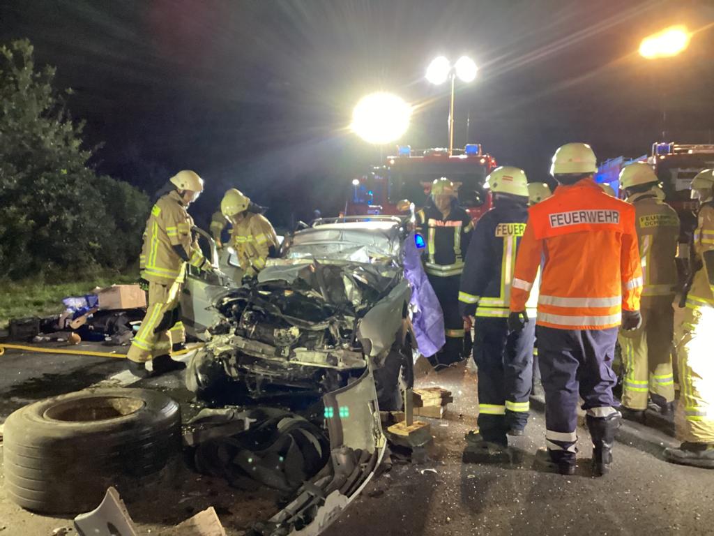 Dieses Auto krachte am frühen Montagmorgen auf der A2 bei Helmstedt mit voller Wucht auf einen Lkw.