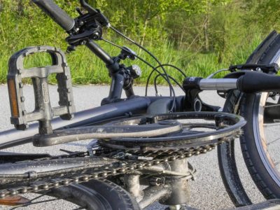 Ein Fahrrad liegt auf dem Boden