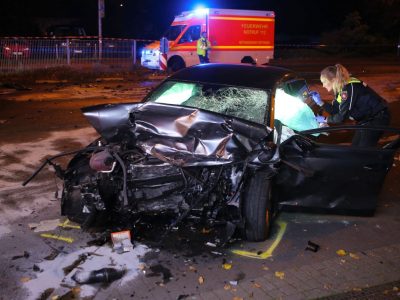 Eine Polizistin leuchtet mit einer Taschenlampe in das Innere eines Fahrzeugwracks. Zwei Autos sind bei einem Frontalzusammenstoß in der Göttinger Innenstadt schwer beschädigt worden. Die beiden Fahrer wurden in ihren Fahrzeugen eingeklemmt.