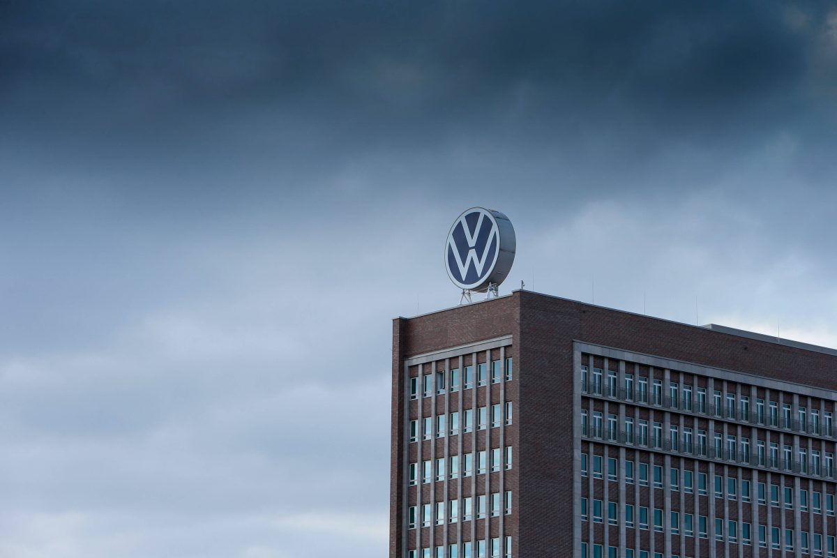 Aus einem VW-Bericht geht hervor, dass der Konzern sparen will. Und zwar in der Verwaltung. Verlieren sie nun ihren Job? (Symbolbild)