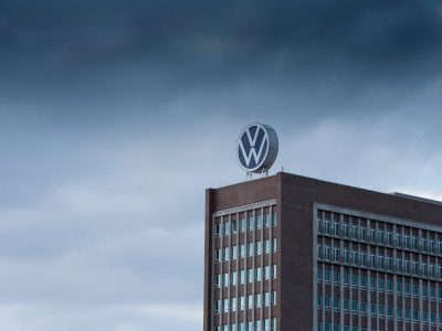 Aus einem VW-Bericht geht hervor, dass der Konzern sparen will. Und zwar in der Verwaltung. Verlieren sie nun ihren Job? (Symbolbild)