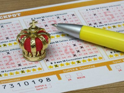 Ein Lotto-Spieler aus den USA hat den Jackpot geknackt. Danach trifft er eine folgenschwere Entscheidung und macht seiner Frau eine deutliche Ansage.