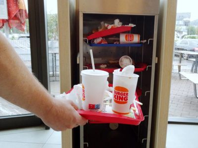 Kunde bei Burger King packt Reste ins Tablet-Regal