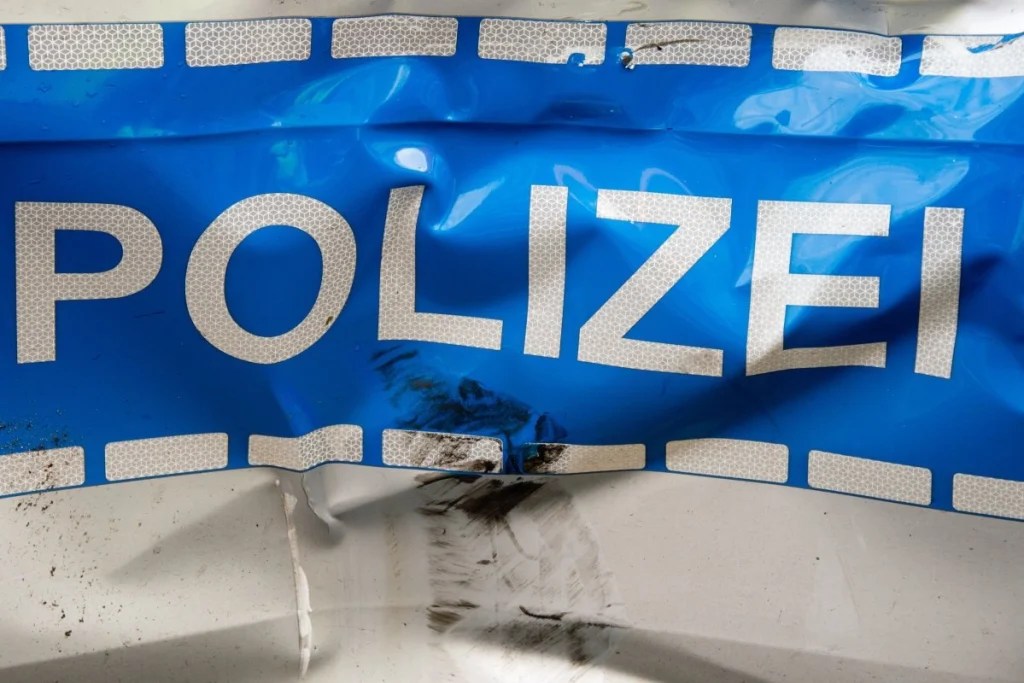 Ein Streifenwagen der Polizei Braunschweig ist bei einem Unfall ziemlich heftig beschädigt worden.