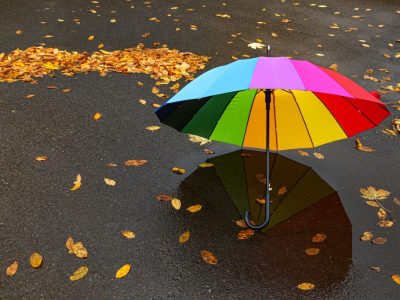 Regenschirm auf den Boden