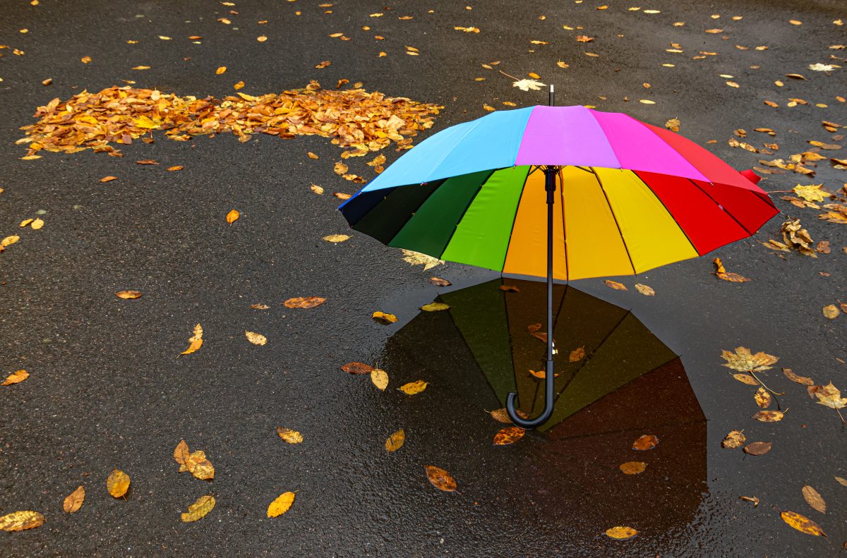 Regenschirm auf den Boden